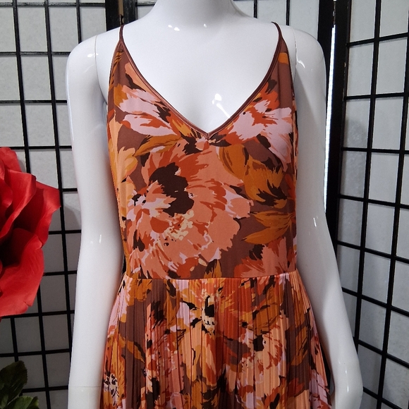 WHITE HOUSE BLACK MARKET. Pretty Long, Layered floral design - Picture 15 of 16